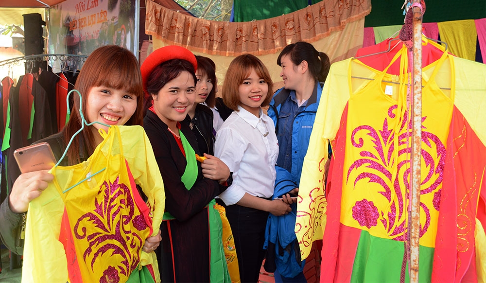 Nhiều thiếu nữ chọn cho mình một bộ quần áo